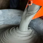 نقش فوق‌روان‌کننده‌های بتن (Superplasticizer) در کاهش ۳۰–۵۵٪ آب اختلاط