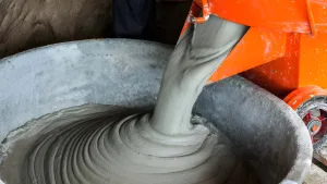 نقش فوق‌روان‌کننده‌های بتن (Superplasticizer) در کاهش ۳۰–۵۵٪ آب اختلاط